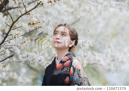 穿著和服的女人看著櫻花 穿著和服的女人看著櫻花 110871579