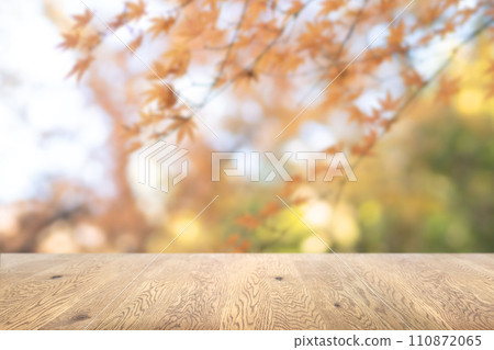 Background image of a wooden table with wood grain with natural green background 110872065