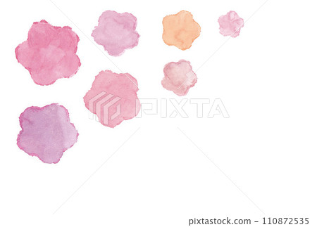 Illustration of cherry blossom flowers in 7 colors that feel the breeze drawn with transparent watercolors Illustration of cherry blossom flowers in 7 colors that feel the breeze drawn with transparent watercolors 110872535