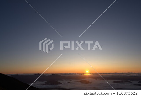 Dawn seen from the mountaintop 110873522