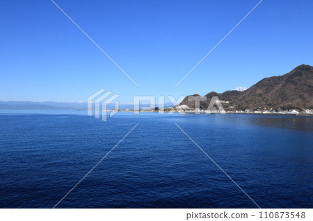 初春靜謐的藍色大海 110873548