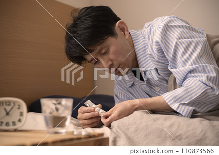 男人睡前吃藥、失眠、安眠藥 110873566