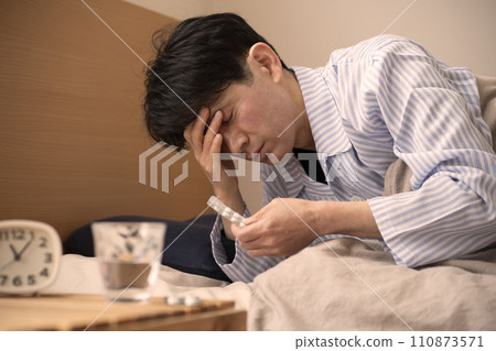 男人睡前吃藥、失眠、安眠藥 110873571