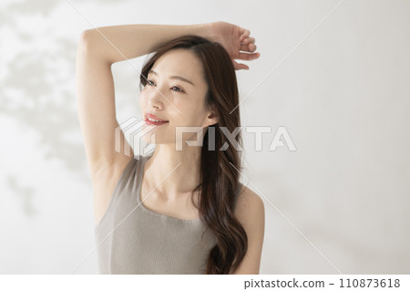 Women's image of armpit care, hair removal, and beautiful skin 110873618
