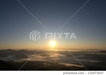 從山頂看到的黎明 從山頂看到的黎明 110873647