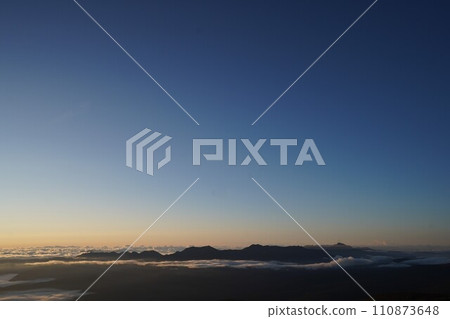 Dawn seen from the mountaintop 110873648