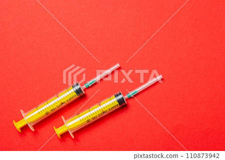 Top view of medical syringes on colorful background with copy space. Injection equipment concept 110873942