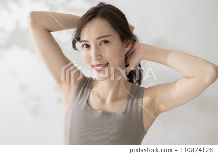 腋下保養、除毛、美膚的女性形象 腋下保養、除毛、美膚的女性形象 110874126