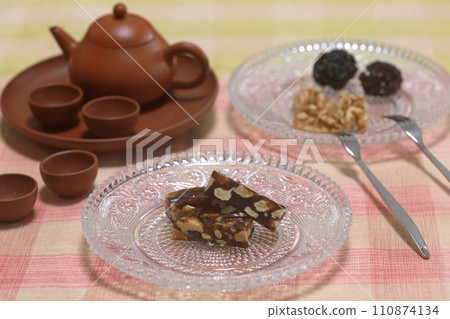 拍攝下午茶點心南棗核桃口味的牛軋糖 110874134