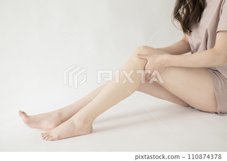美麗的腿,飲食形象,放鬆的女人 美麗的腿,飲食形象,放鬆的女人 110874378