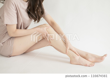 Beautiful legs, diet image, relaxing woman Beautiful legs, diet image, relaxing woman 110874381