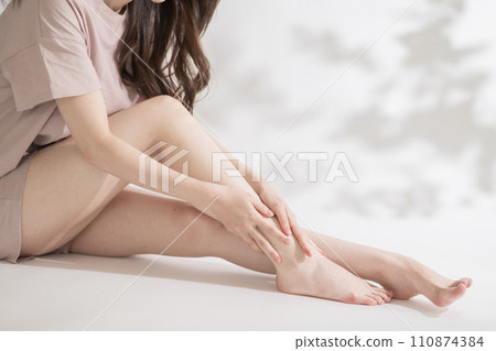 Beautiful legs, diet image, relaxing woman 110874384