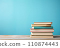 淺藍色背景和堆疊的書 02 110874443