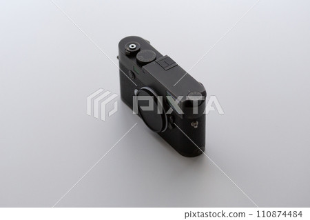 Classic high-end mirrorless single-lens camera body 110874484