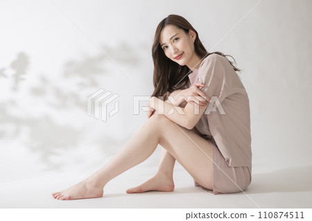 Beautiful legs, diet image, relaxing woman Beautiful legs, diet image, relaxing woman 110874511