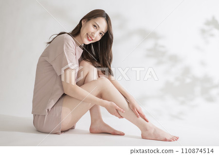 Beautiful legs, diet image, relaxing woman 110874514