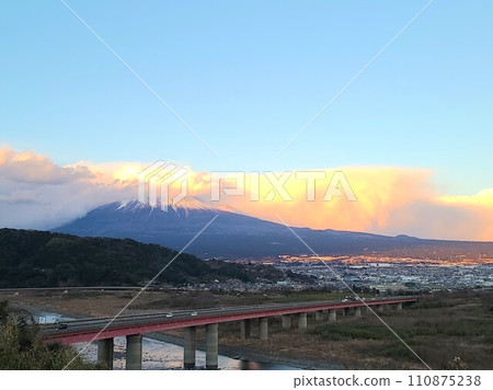 靜岡、富士山與日落的天空 靜岡、富士山與日落的天空 110875238