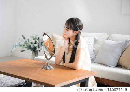 一位亞洲（日本）女性在鏡子中檢查皮膚的個人資料 - 皮膚護理 110875346