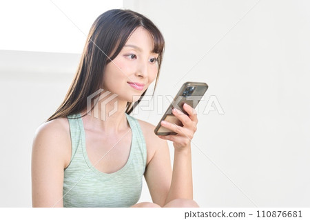 在線上培訓期間看智慧型手機的女性 110876681