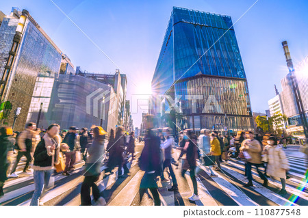 日本一月的東京城市景觀，銀座，數寄屋橋。冠狀病毒大流行前的喧囂...光與影...希望之光...=2020年1月14日 110877548