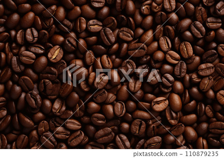 Roasted coffee beans background 110879235