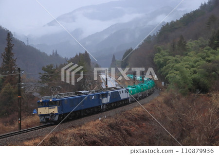 EF64 freight train (8872) traveling along Kisoji with gathering clouds in the background_Photo taken on January 20, 2024 110879936