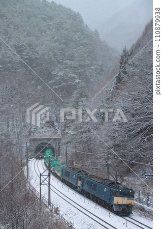 EF64 freight train powerfully crossing the snowy Torii Pass (8084)_Photographed on January 20, 2024 110879938