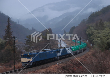 EF64 freight train (8872) traveling along Kisoji with gathering clouds in the background_Photo taken on January 20, 2024 110879940
