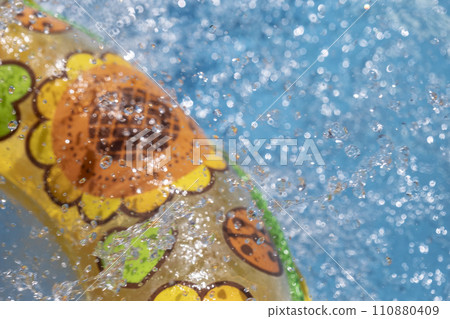 濺起的水面，夏日色彩影像 110880409