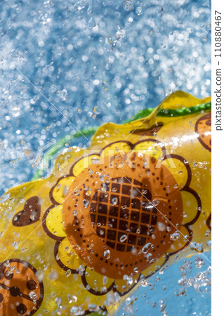 濺起的水面,夏日色彩影像 濺起的水面,夏日色彩影像 110880467