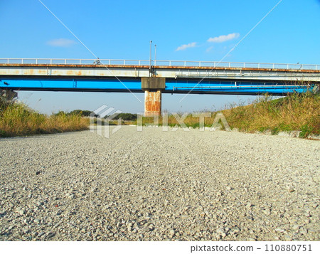 從河床看橫跨江戶川的流山橋的秋景 110880751