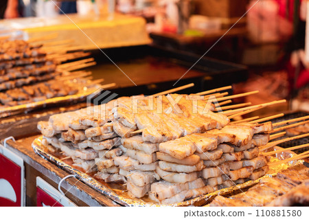 Beef skewers, pork skewers, teppanyaki, charcoal grill, food stalls 110881580