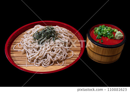 Zaru soba 冷海藻黑色背景俯視圖 Zaru soba 冷海藻黑色背景俯視圖 110881623