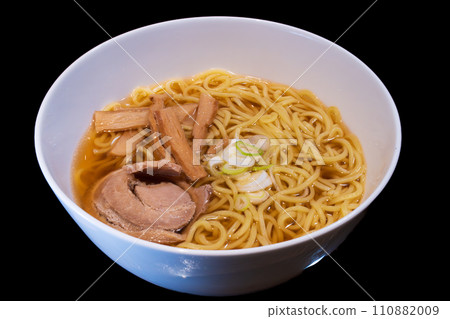 老式醬油拉麵黑色背景俯視圖 110882009