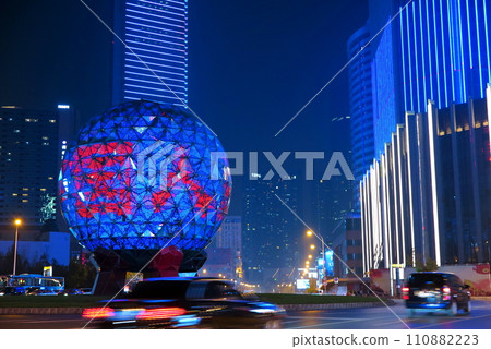 中國大連的夜間主街佈滿了華麗的霓虹燈 110882223