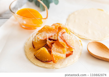 製作蘋果和地瓜餡餅 製作蘋果和地瓜餡餅 110882874