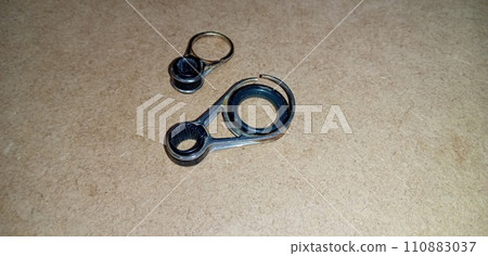 Guide for throwing rods that have cracked due to aging Guide for throwing rods that have cracked due to aging 110883037