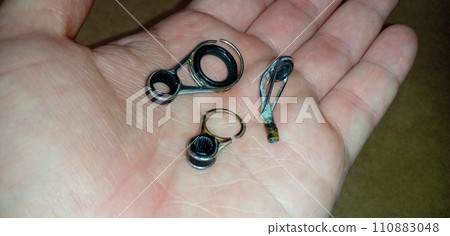 手裡拿著破損的釣具零件 手裡拿著破損的釣具零件 110883048