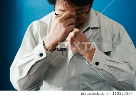 Businessman in work clothes worried 110883534