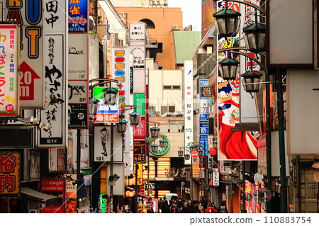 新宿歌舞伎町廣告看板排列 - 城市廣告看板風景 110883754