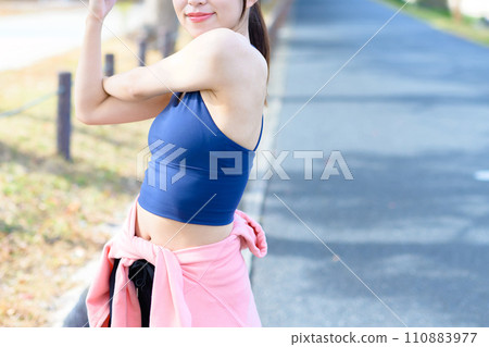 年輕女子運動前伸展身體、身體化妝、跑步服、運動胸罩、不露面、突然出現 年輕女子運動前伸展身體、身體化妝、跑步服、運動胸罩、不露面、突然出現 110883977