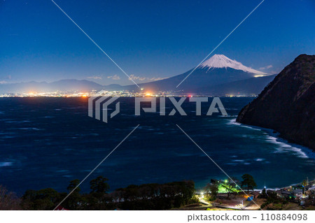(Shizuoka Prefecture) Night view of Mt. Fuji seen from the glittering hill of Nishiizu Ida 110884098