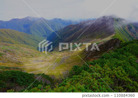 Hachinosawa curl from Kamui Ekuuchikaushi mountain ridgeline 110884360