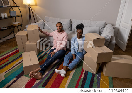 Couple moving to new house together holding boxes parcel enjoying relocation 110884403