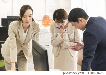 Men and women in suits having a meeting Men and women in suits having a meeting 110884670