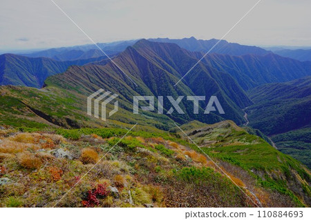 從金字塔礦山山頂看日高山脈的南部山脊線 從金字塔礦山山頂看日高山脈的南部山脊線 110884693