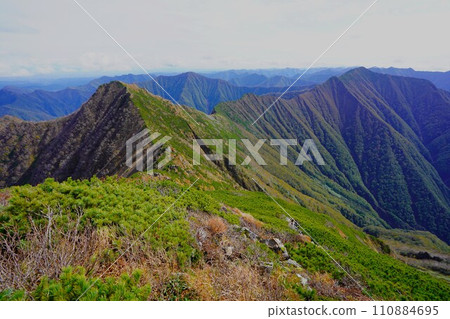 從金字塔礦山山頂看日高山脈的南部山脊線 110884695