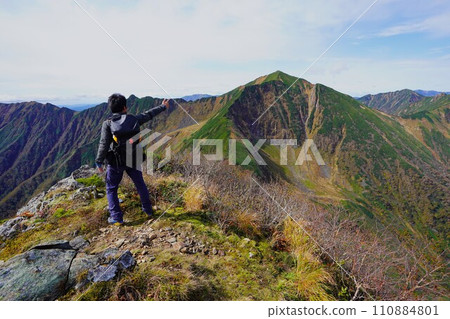 登山客從金字塔峰頂眺望神居口牛山 登山客從金字塔峰頂眺望神居口牛山 110884801