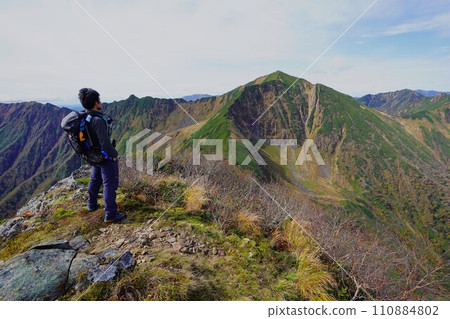 登山客從金字塔峰頂眺望神居口牛山 110884802