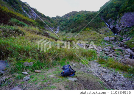 A backpack placed at the third fork of Mt. Kamuiekuchikaushi 110884936